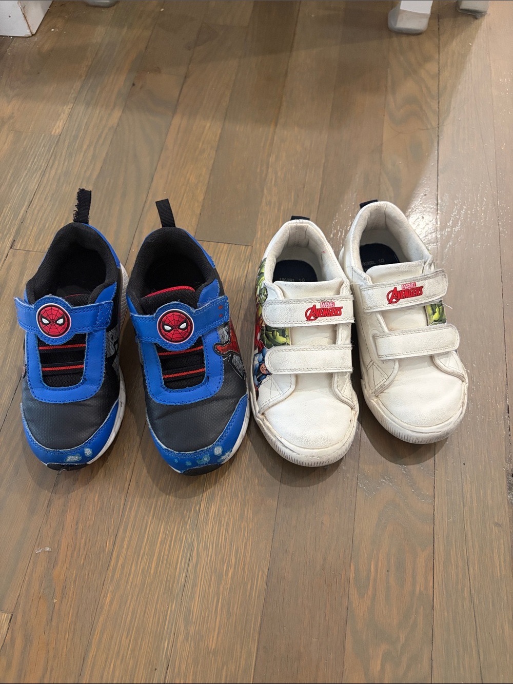 Boys 11 Marvel Spider-Man light up & avengers Sneakers guc